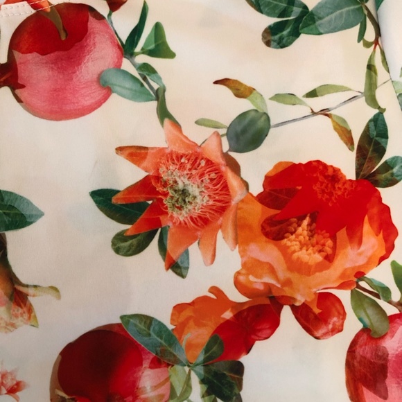 TAIL "Sporty top in berries & flowers" - Picture 3 of 4